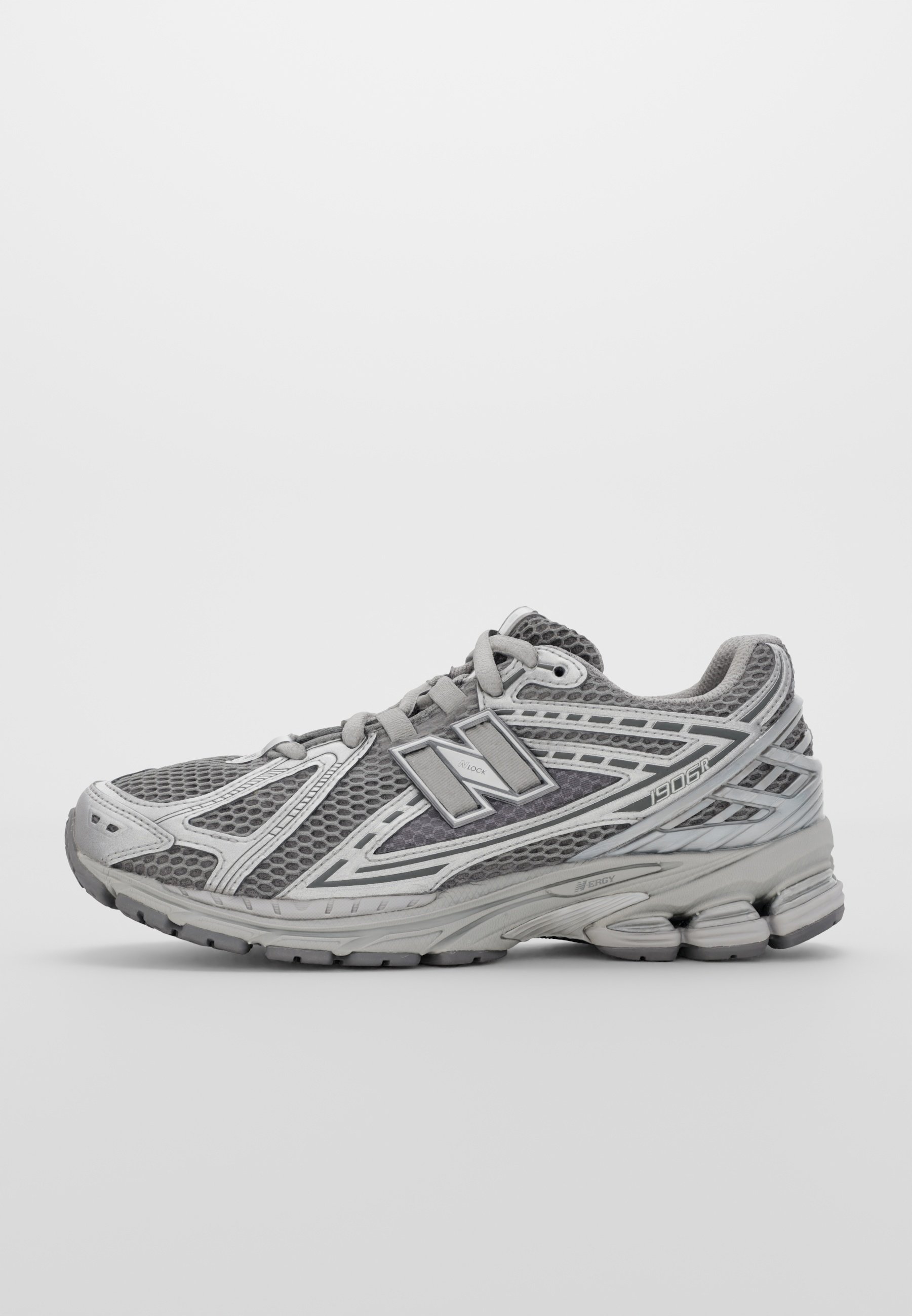 Zapatilla de running gris con parte superior de malla, acentos reflectantes, suela acolchada y logotipo prominente. Presenta un diseño aerodinámico y detalles texturizados.