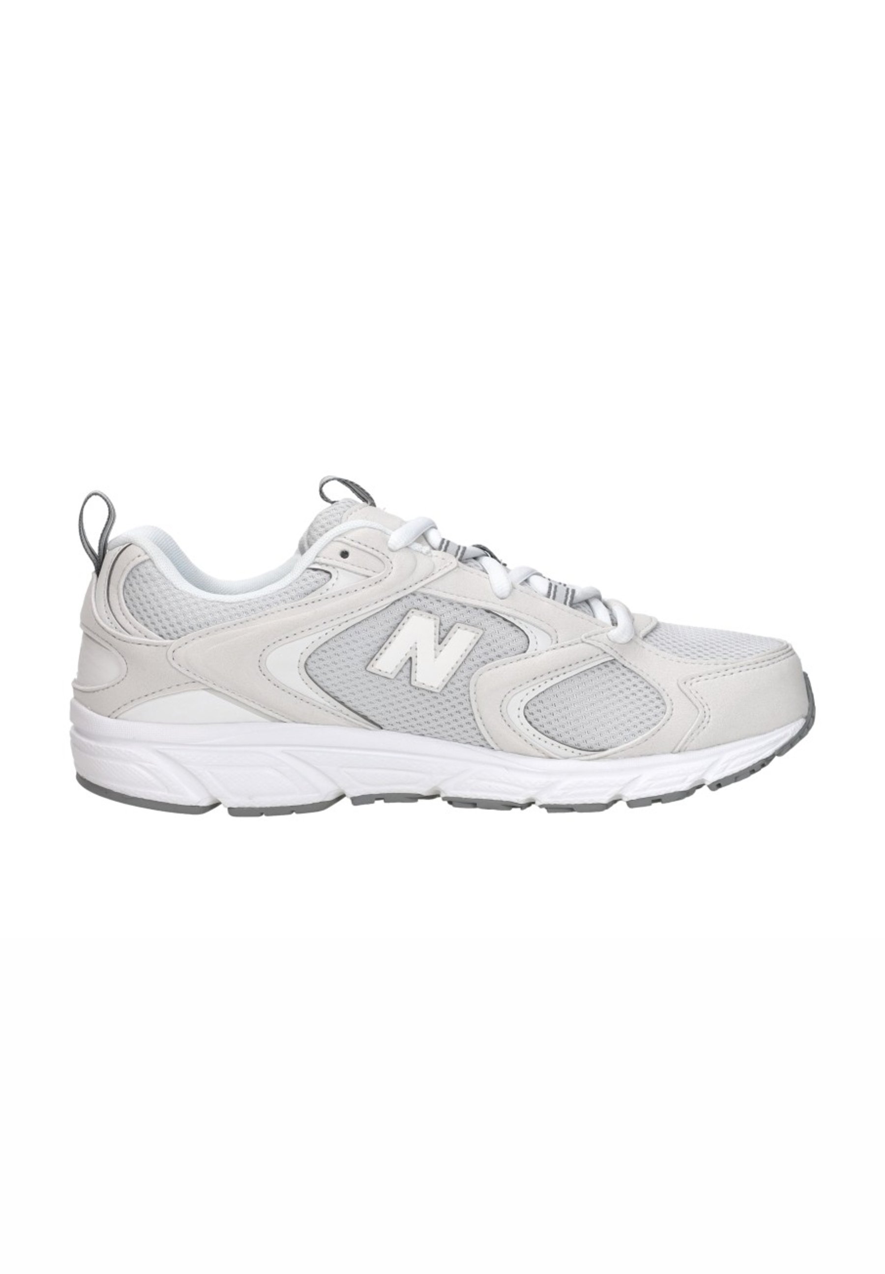 Zapatilla deportiva New Balance en gris claro y blanco con paneles de malla, cierre de cordones y suela acolchada.