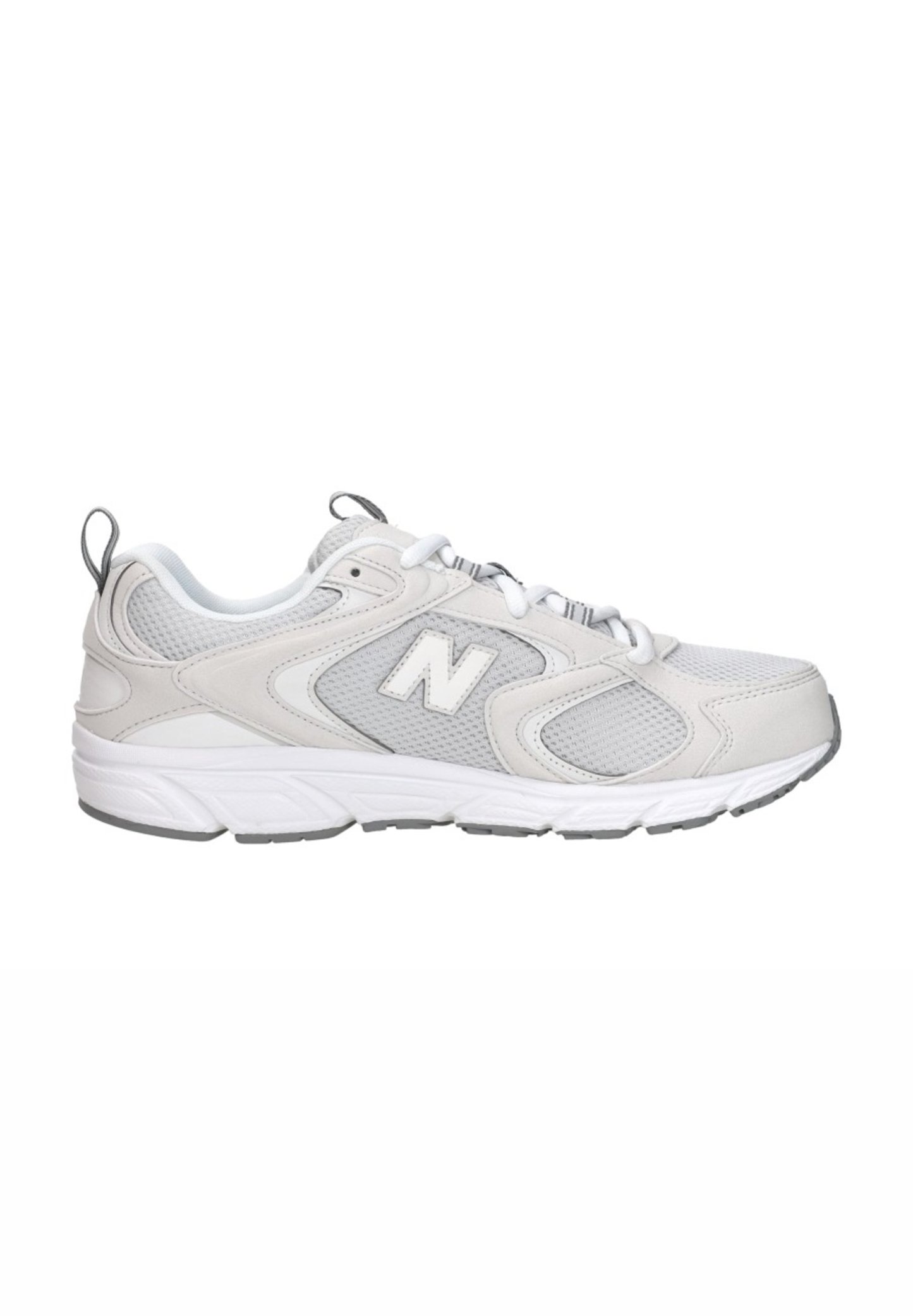 Zapatilla deportiva New Balance en gris claro y blanco con paneles de malla, cierre de cordones y suela acolchada.
