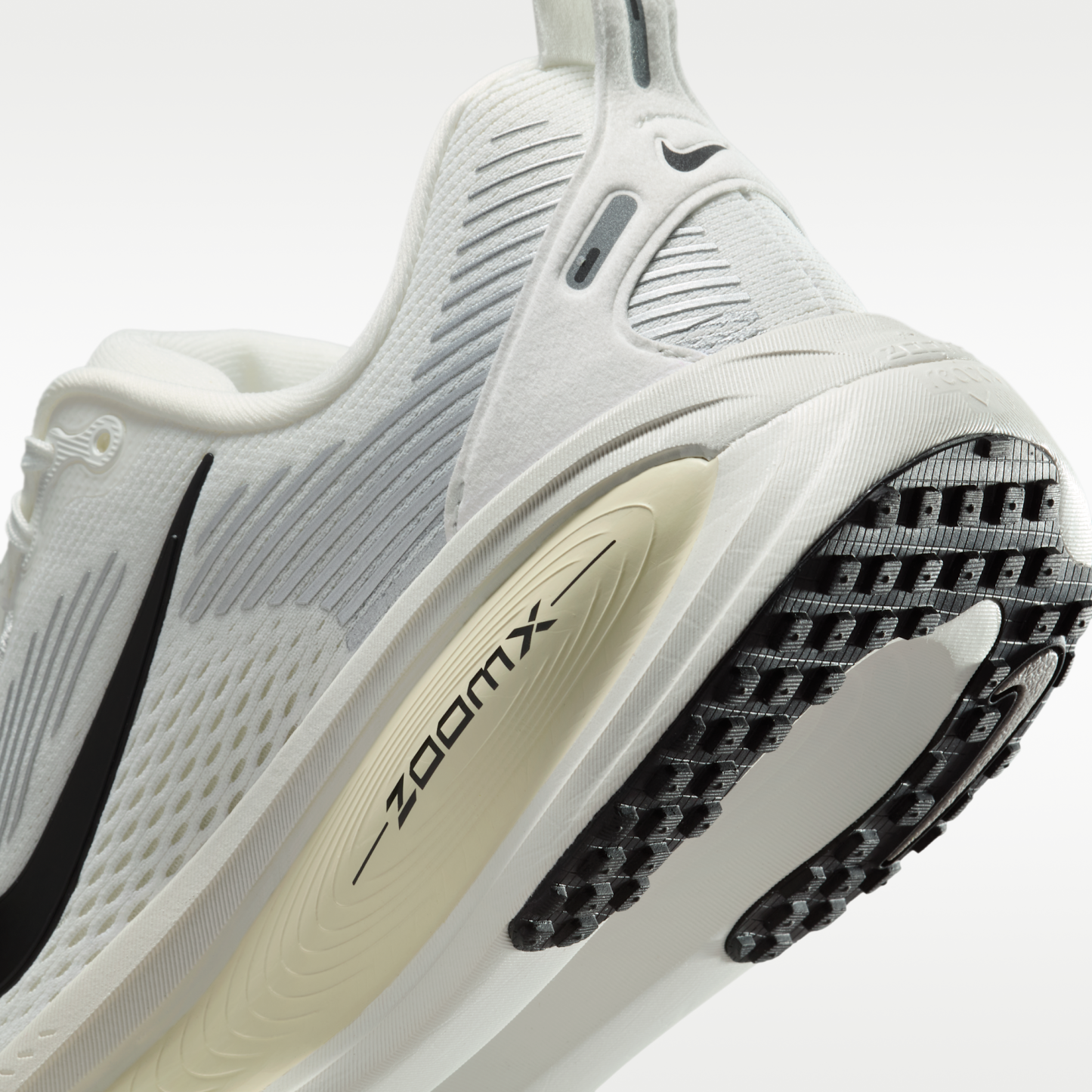 Nike Vomero 18 - Summit White/Coconut Milk/Coconut Milk/Μαύρο - 8
