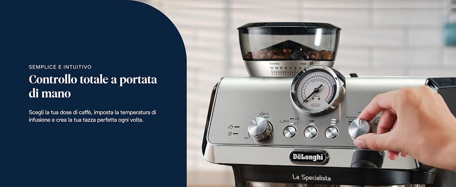 Il testo recita &laquo;Controllo totale a portata di mano&raquo;. Pannello di controllo della macchina da caff&egrave; con manometro e manopole di regolazione multiple visualizzate da diverse angolazioni.