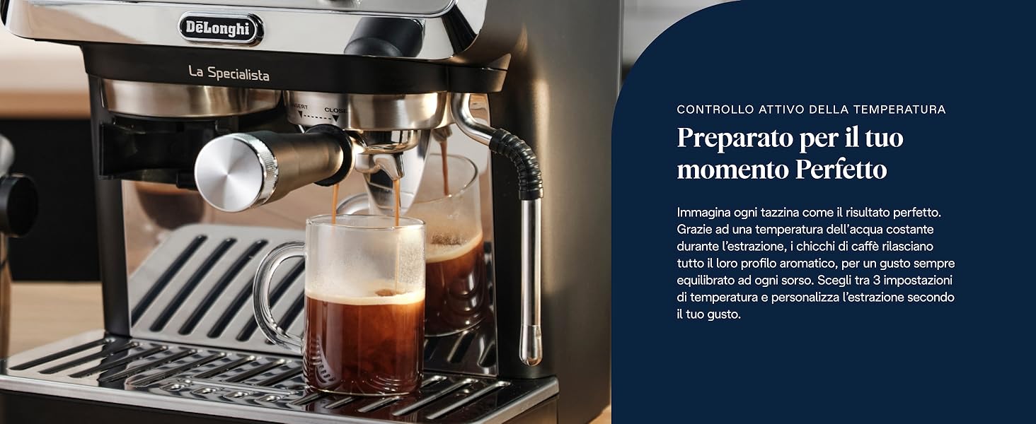 Il testo recita &laquo;Preparato per il tuo momento Perfetto&raquo;. Primo piano della macchina per caff&egrave; espresso che eroga il caff&egrave; in tazze di vetro, mostrando la formazione di liquido scuro e crema.