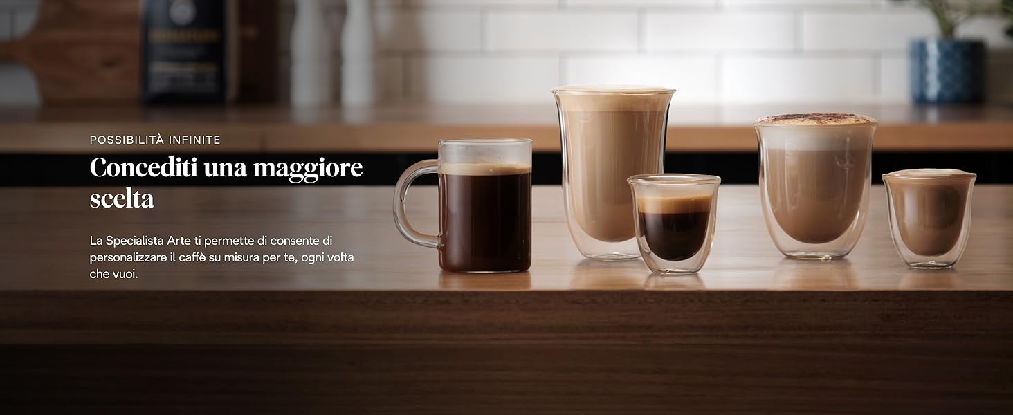 Scena da caffetteria con pi&ugrave; tazze di vetro riempite con bevande al caff&egrave; a strati su una superficie di legno, riprese con luci calde.