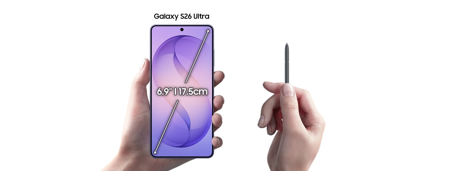 Une main tient un smartphone Samsung Galaxy S26 Ultra Violet, avec un écran de 6,9 pouces (17,5 cm). L’autre main tient un S Pen.