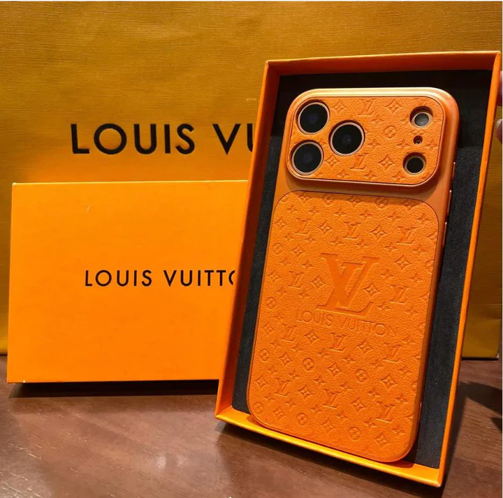 LV 經典壓紋手機殼｜大視窗鏡頭保護 高級感滿滿✨