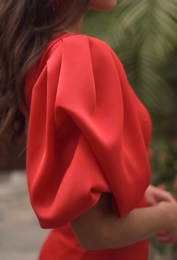 Manga abullonada con un hombro