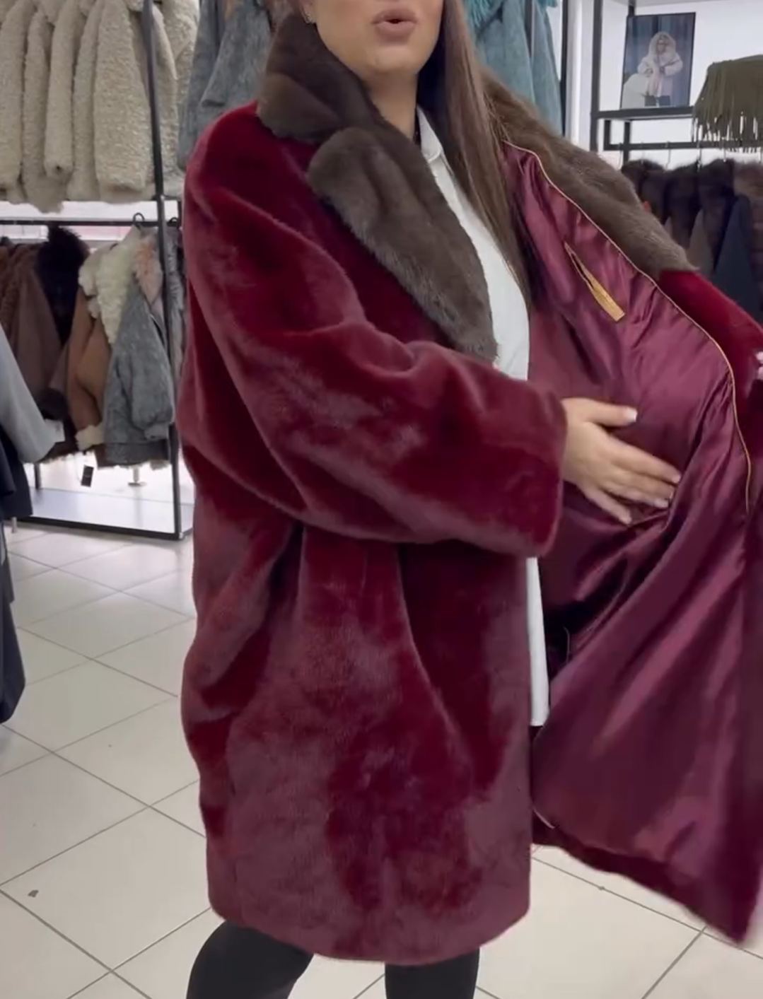 Abrigo de piel sintética burdeos de lujo con cuello en contraste