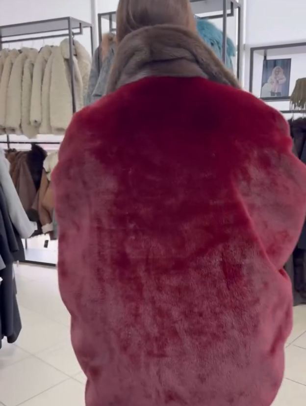 Abrigo de piel sintética burdeos de lujo con cuello en contraste