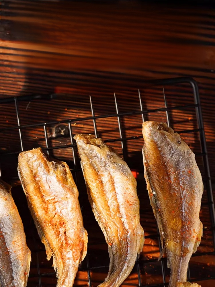 Dried small fish that is extremely difficult to catch in the deep sea