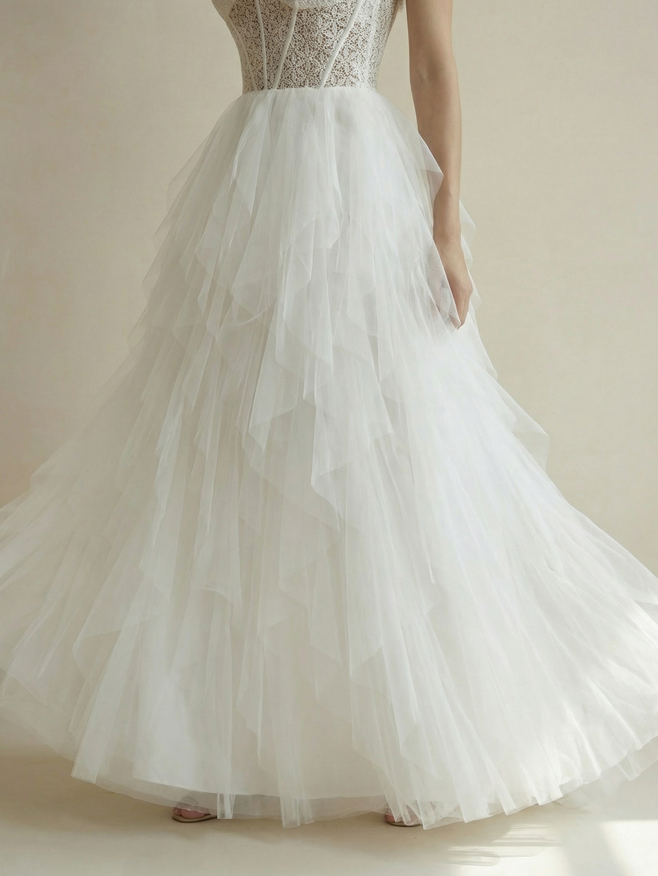 Leely Elegant White Lace Spaghetti Straps Sleeveless Wendding Dress