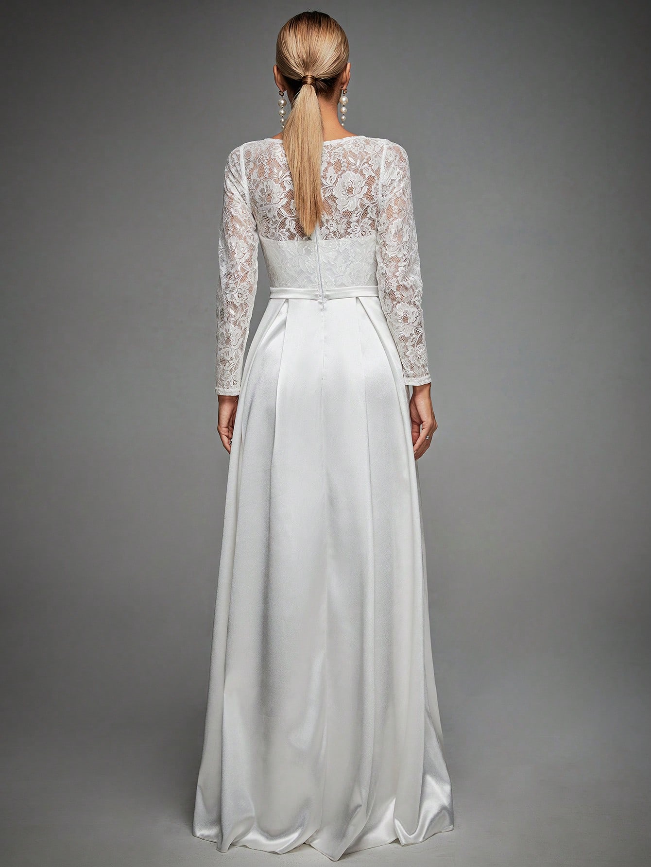 Leely Elegant Queen Anne Neckline Long Sleeve Wedding Dress