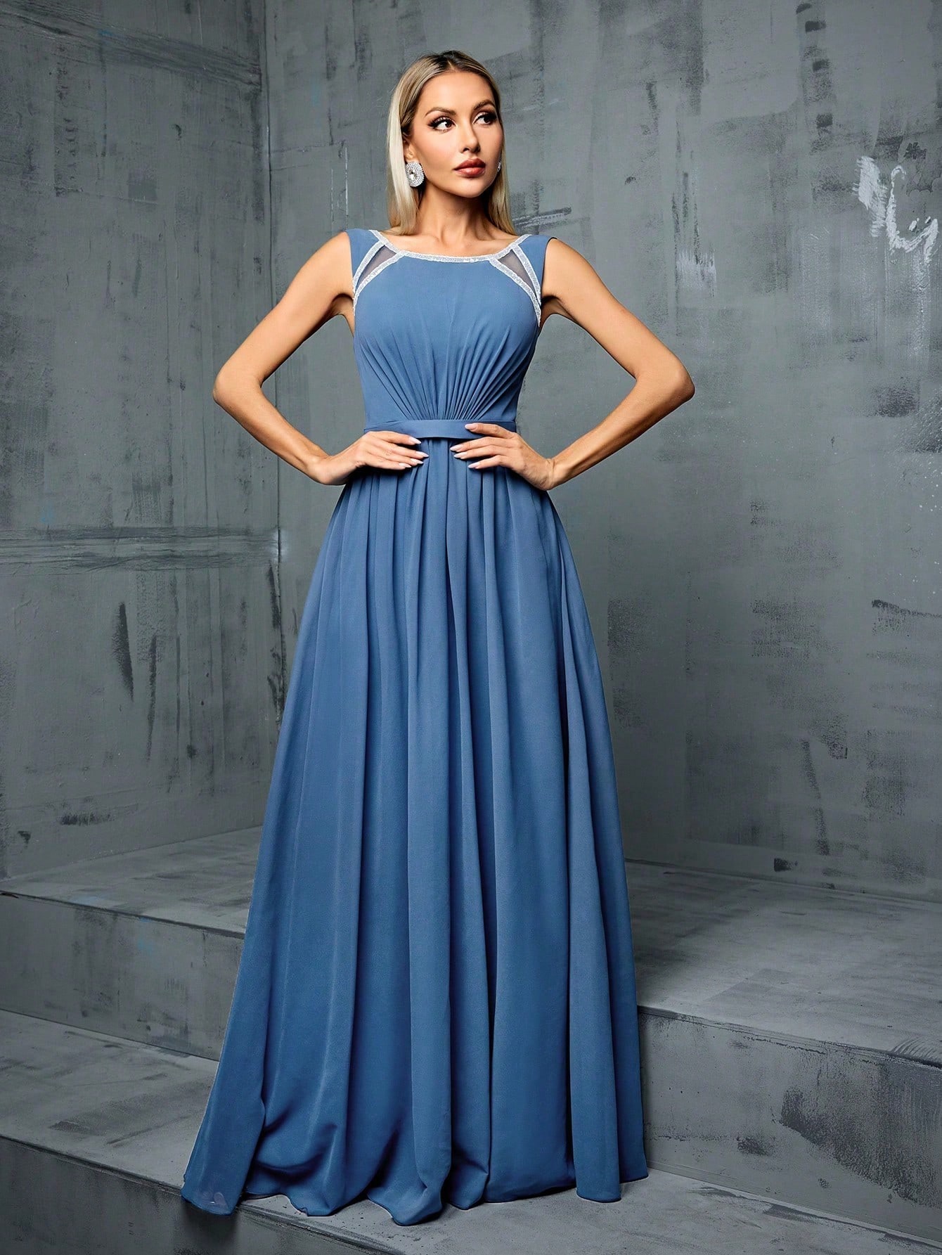 Leely Elegant Round Neck Sleeveless Evening Gown