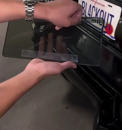 Drücken Sie die Taste und das Autokennzeichen wird verdeckt 