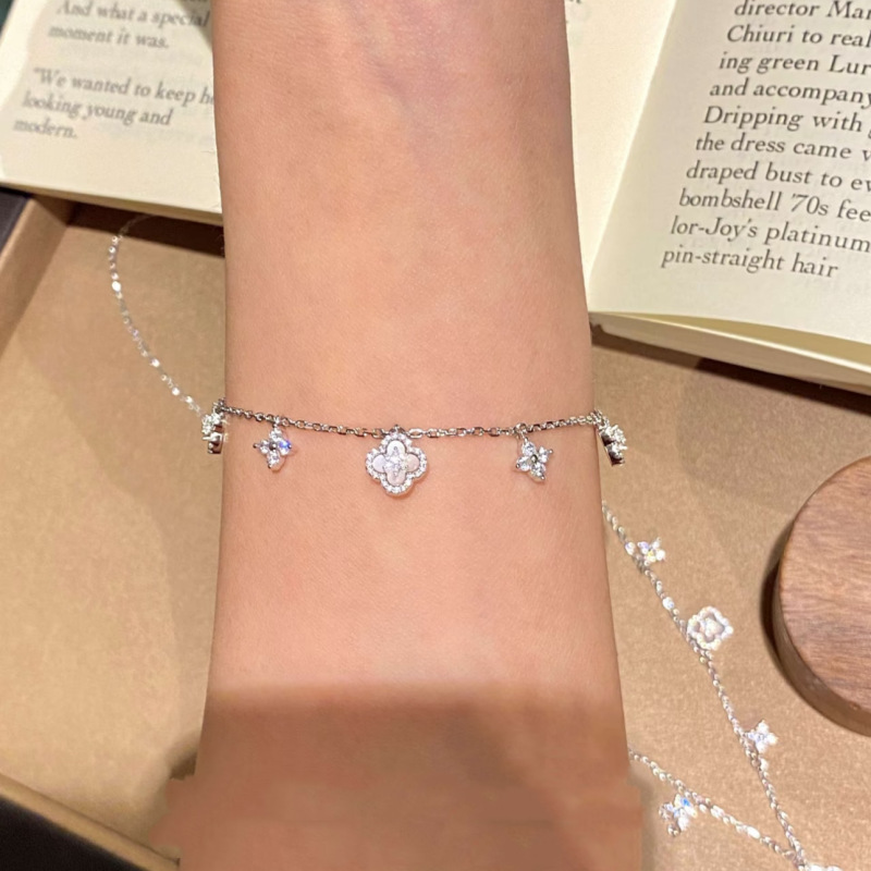 Zircon Clover Bracelet