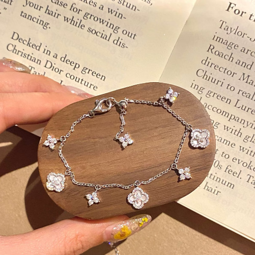 Zircon Clover Bracelet