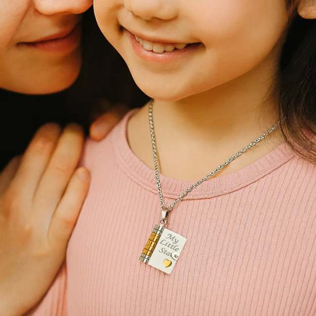 A graduation jewelry full of love✨My little star book necklace