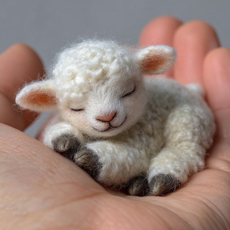 🌿 Eco-Friendly Needle Felted Lamb Figurine – Handmade Wool Sheep Statue for Farmhouse & Nursery Decor