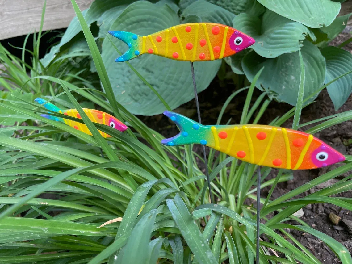 Rainbow Fish Mino Garden Post