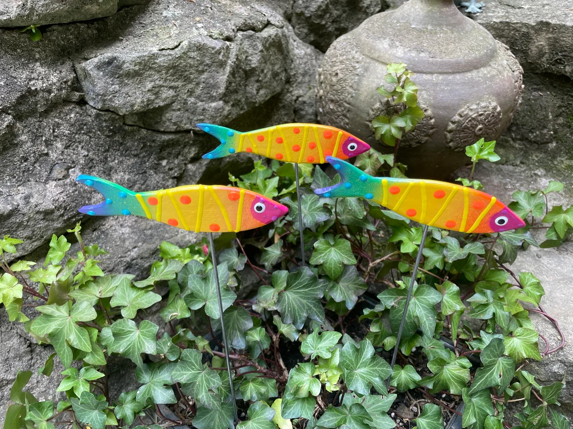 Rainbow Fish Mino Garden Post