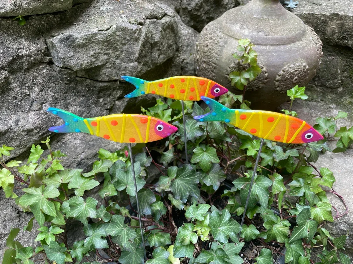 Rainbow Fish Mino Garden Post