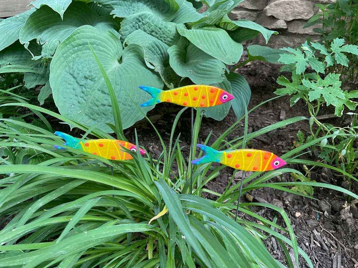 Rainbow Fish Mino Garden Post