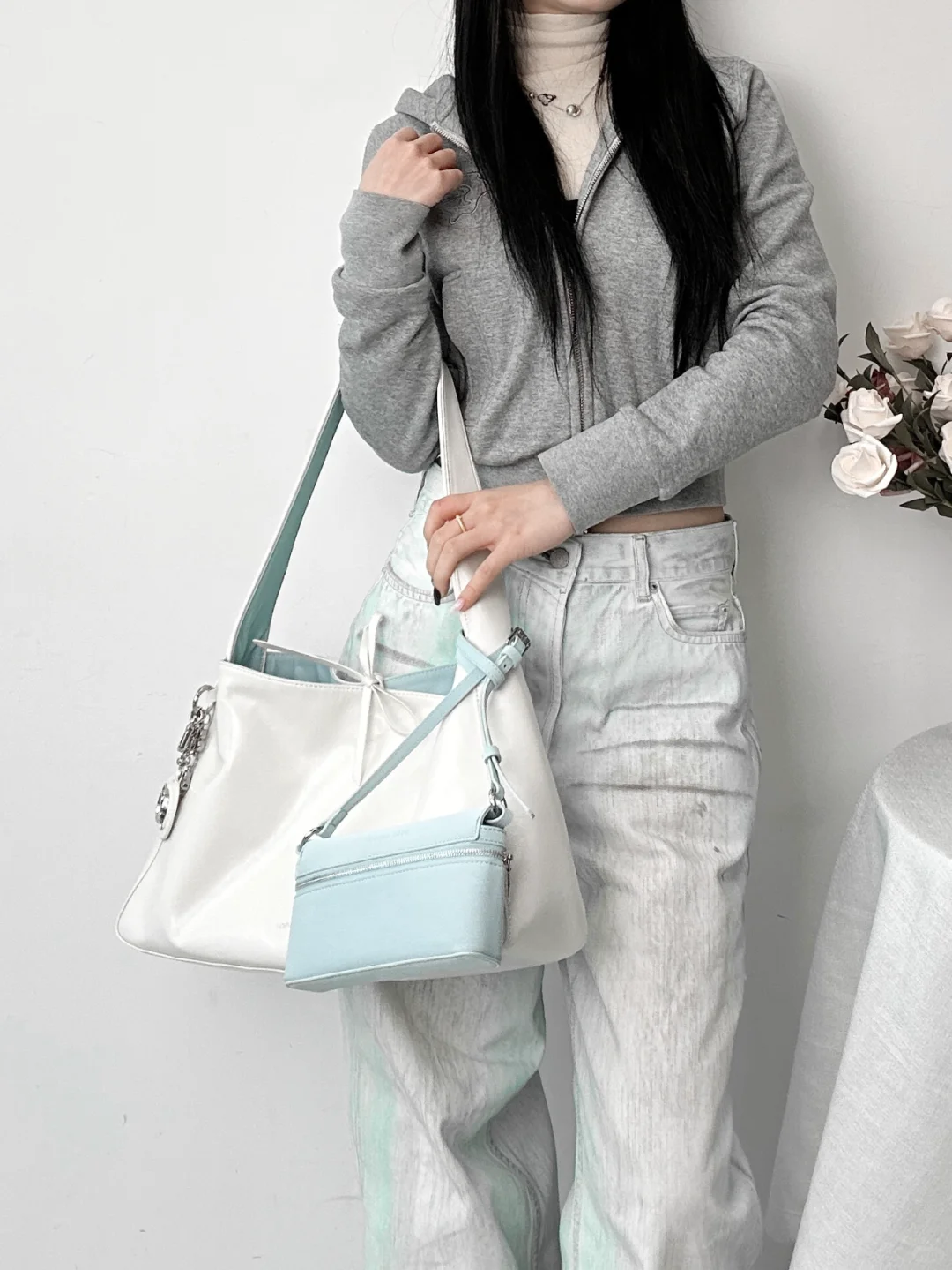 【2WAY仕様】大容量×両面配色のトライアングルバッグ｜ミニポーチ付き通勤・通学にも最適