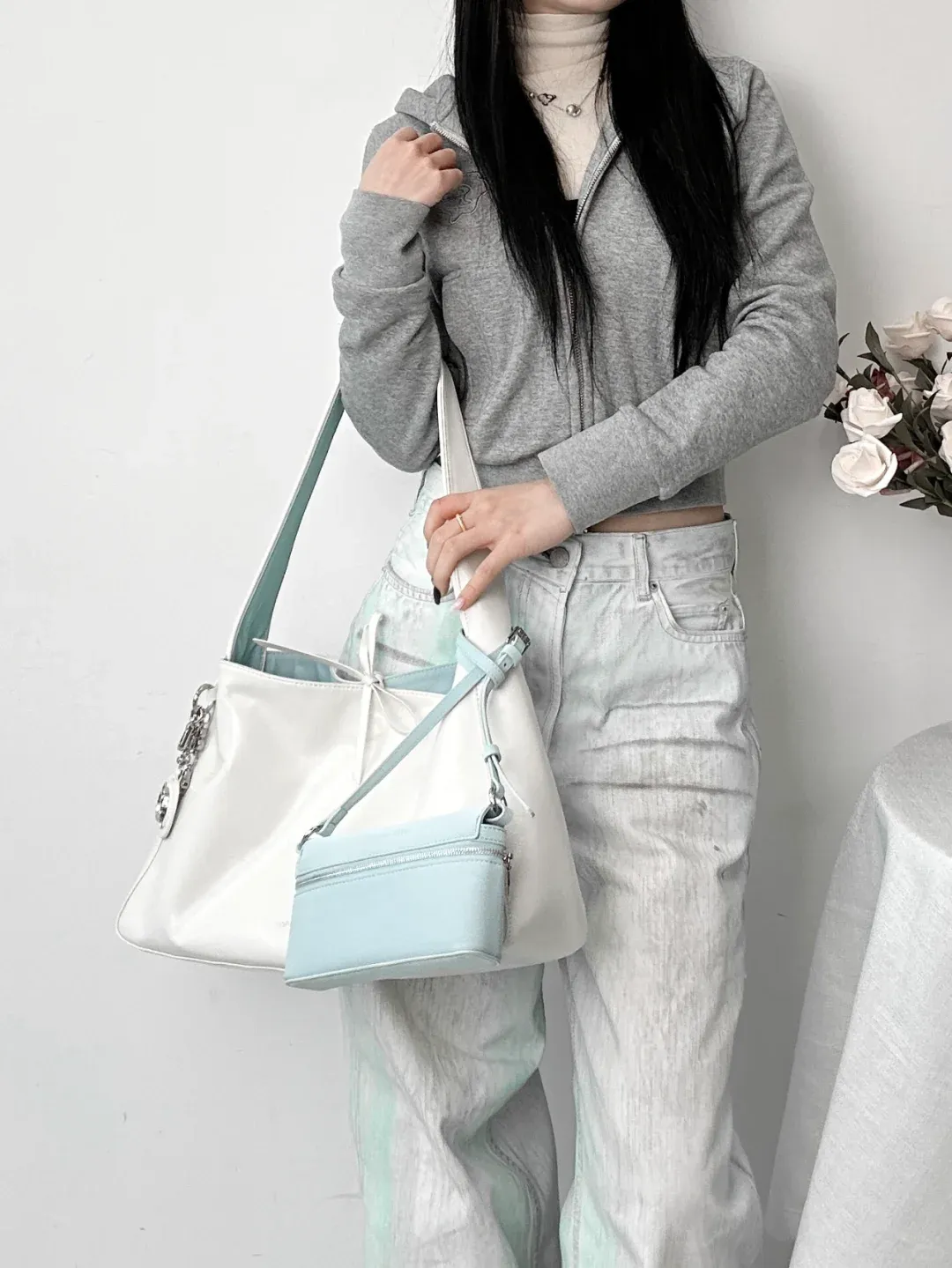 【2WAY仕様】大容量×両面配色のトライアングルバッグ｜ミニポーチ付き通勤・通学にも最適