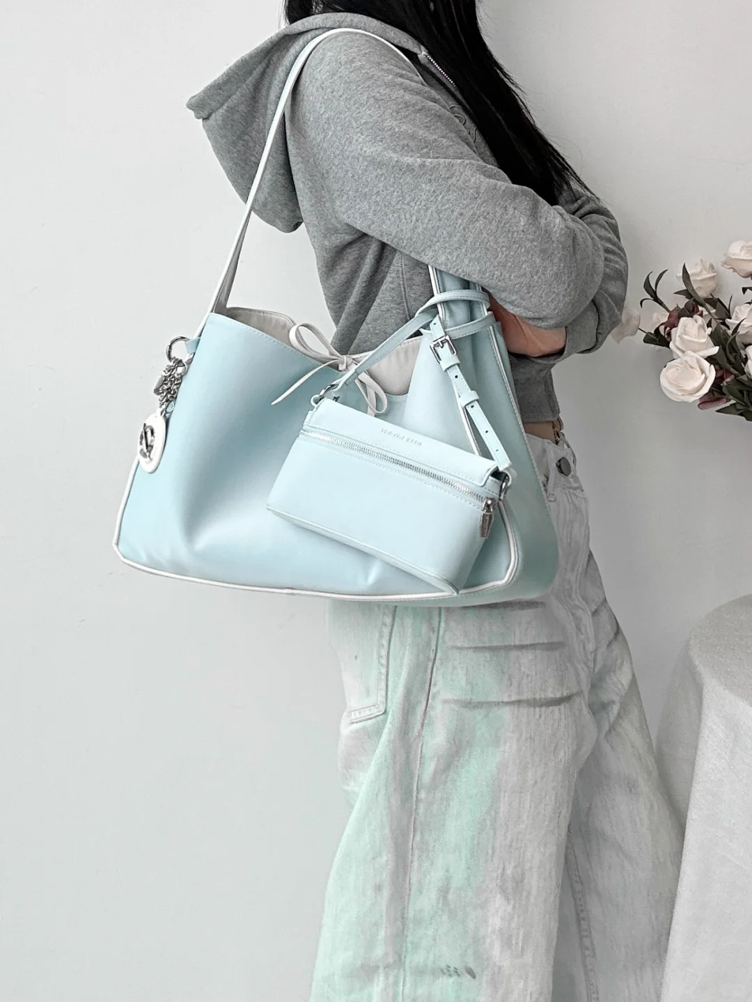 【2WAY仕様】大容量×両面配色のトライアングルバッグ｜ミニポーチ付き通勤・通学にも最適