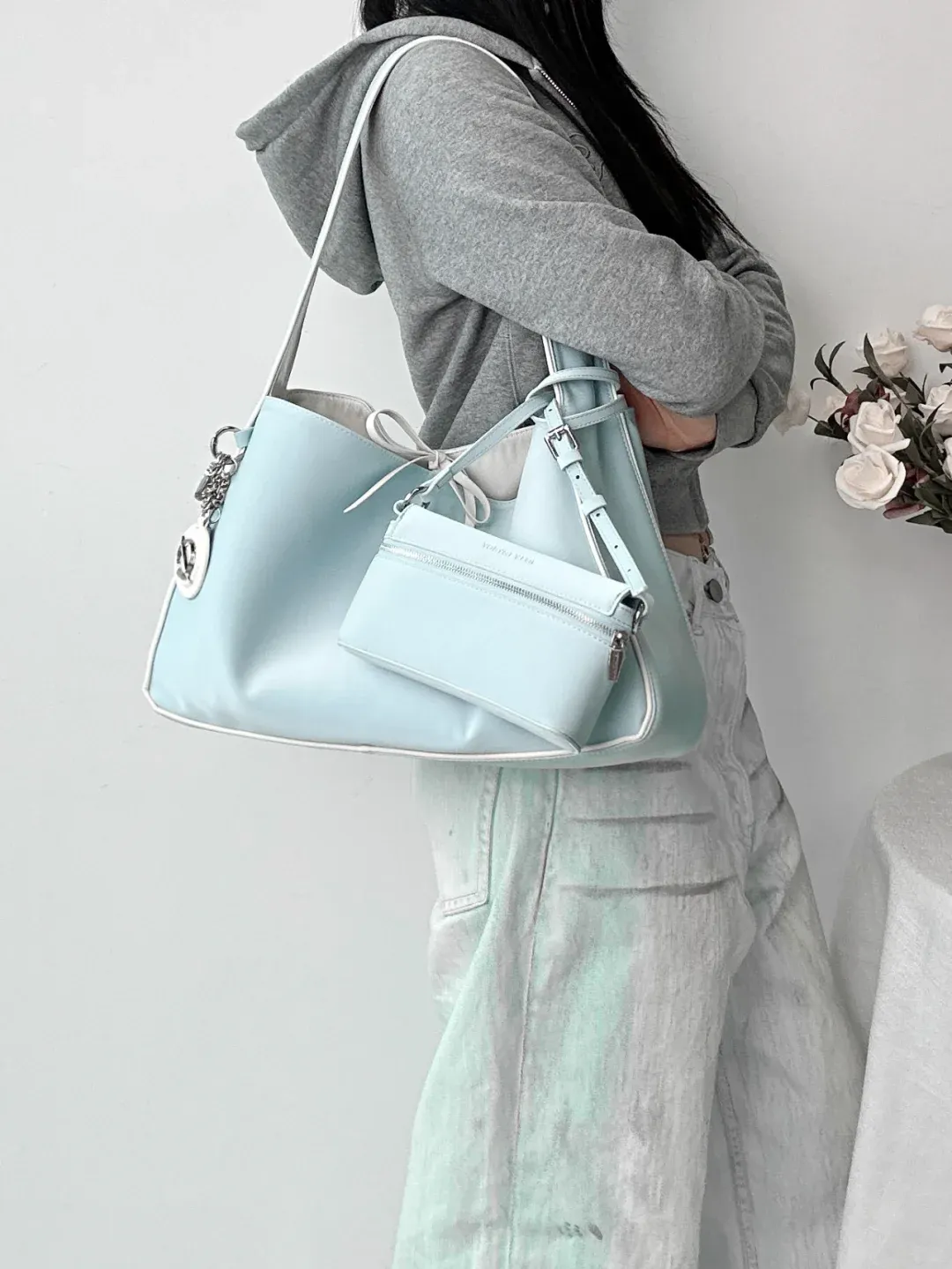 【2WAY仕様】大容量×両面配色のトライアングルバッグ｜ミニポーチ付き通勤・通学にも最適