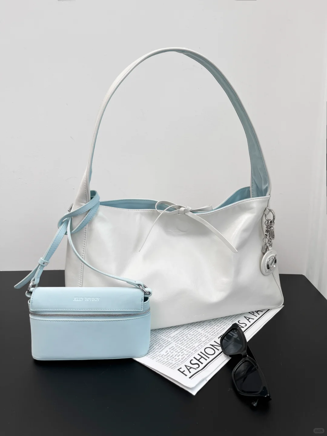 【2WAY仕様】大容量×両面配色のトライアングルバッグ｜ミニポーチ付き通勤・通学にも最適