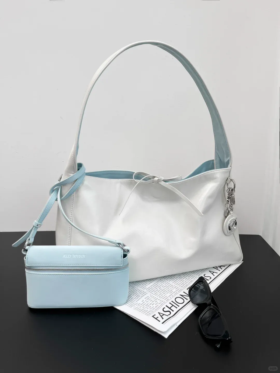 【2WAY仕様】大容量×両面配色のトライアングルバッグ｜ミニポーチ付き通勤・通学にも最適