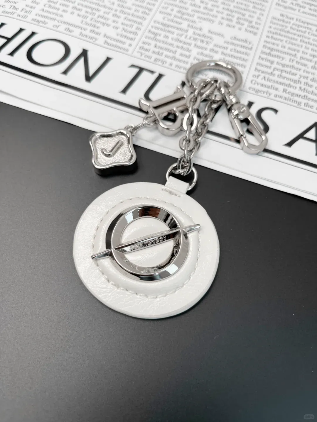 【2WAY仕様】大容量×両面配色のトライアングルバッグ｜ミニポーチ付き通勤・通学にも最適