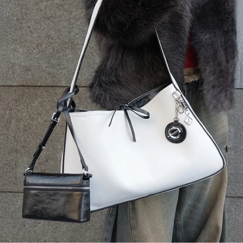 【2WAY仕様】大容量×両面配色のトライアングルバッグ｜ミニポーチ付き通勤・通学にも最適