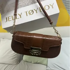 Jellytoyboy Women Casual Crossbody Purse, Sculptural Handle Premium Leather Handbag | JTB Shake Bag