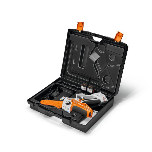 Nová ruční řetězová pila Stihl GTA 40 Dual Battery s dvojnásobným dosahem a výkonem oproti běžným řetězovým pilám je perfektní pro každou situaci, kdy je potřeba přenosná řetězová pila.