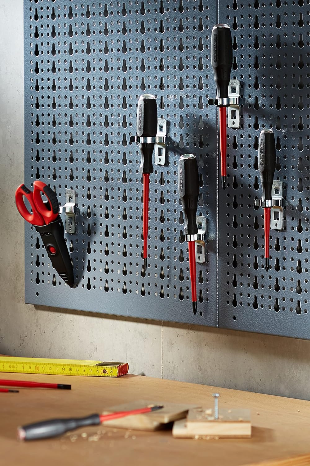 Elektrikářský šroubovák s nůžkami