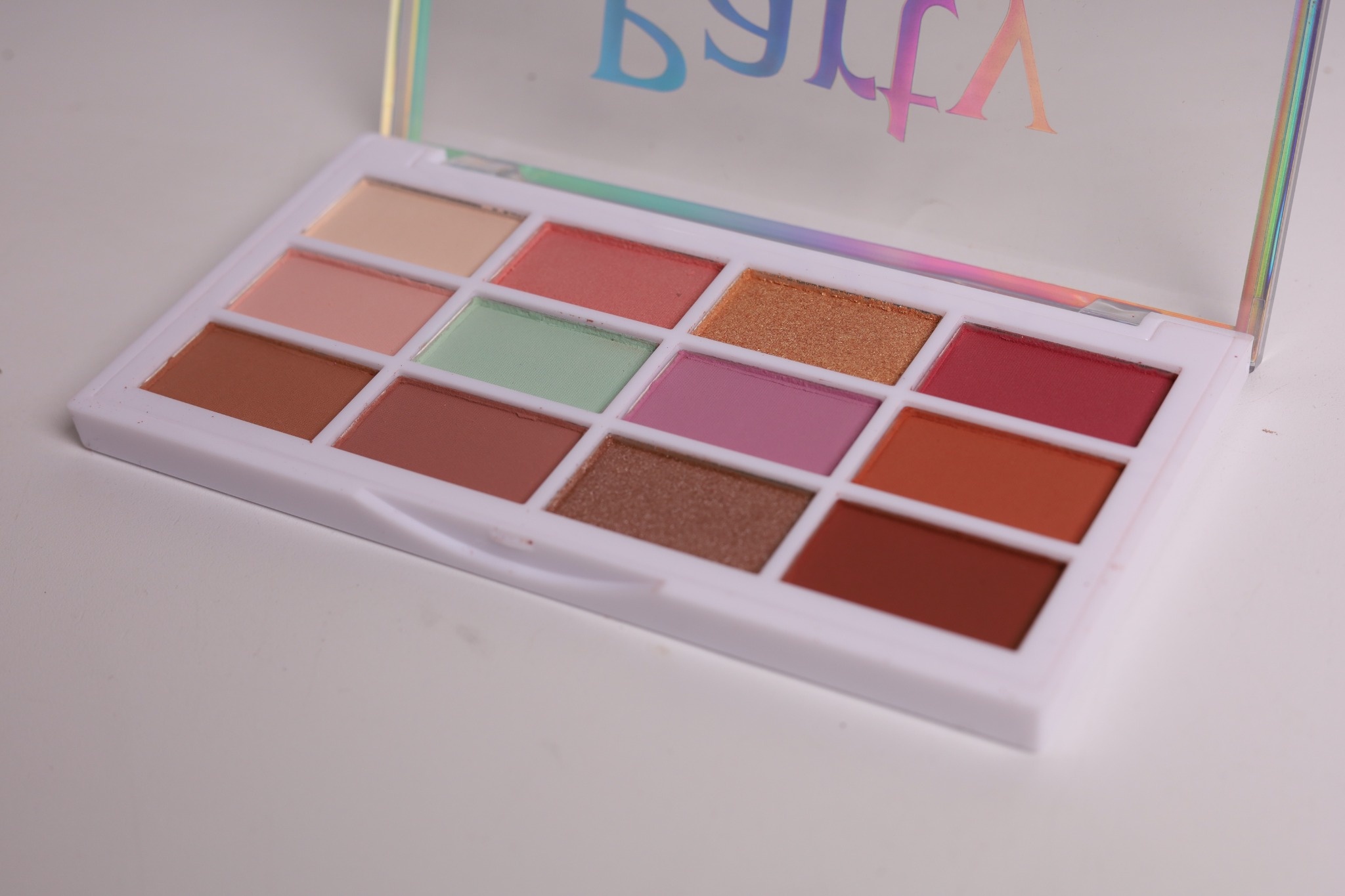 Lua&Neve Paleta de Sombras para Festa Dupla｜12 Cores×2, Tudo em Um para Dia e Festa, Mistura de Perolado e Mate, Troca de Estilo em Um Clique