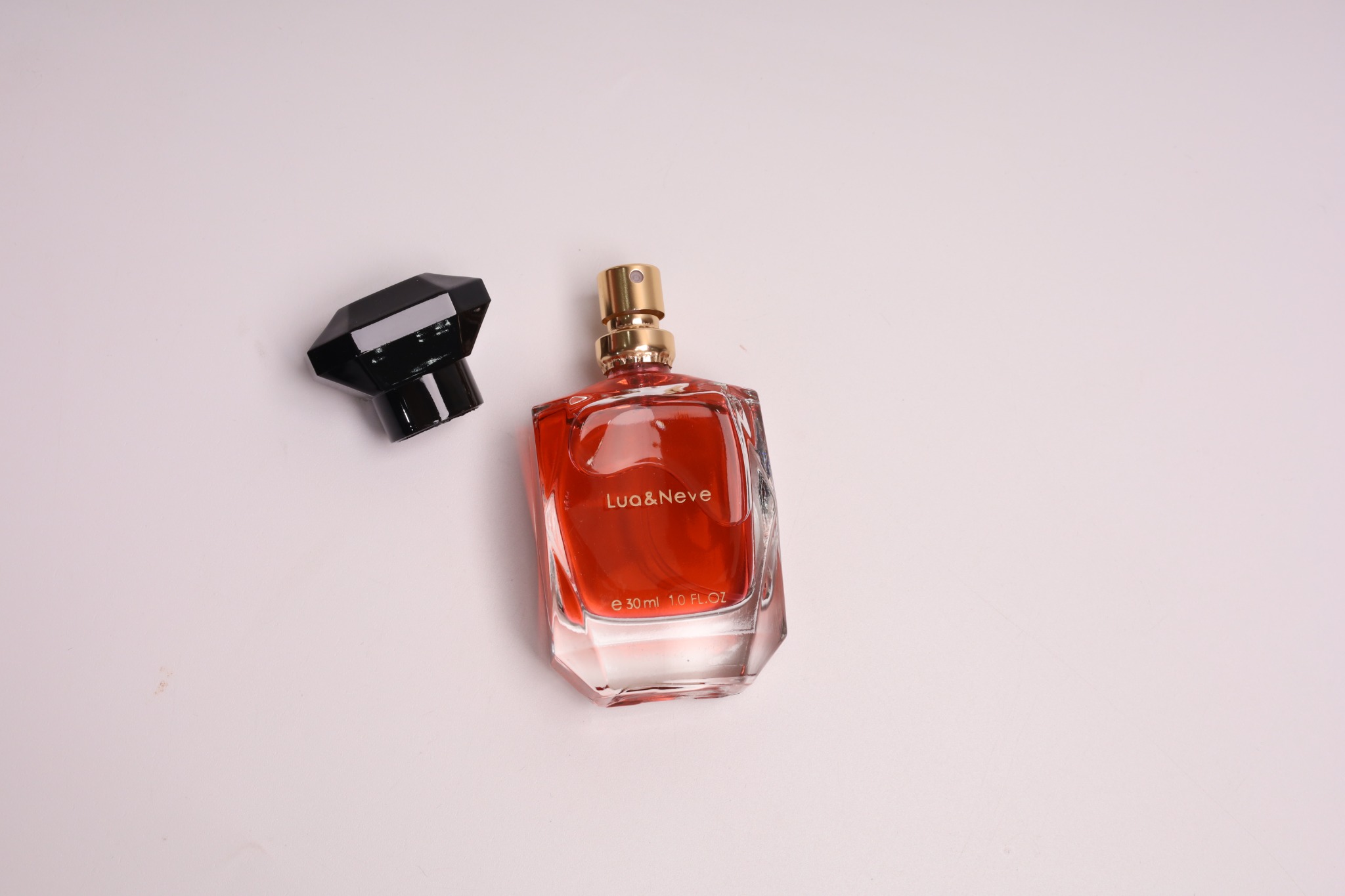 Perfume Lua&Neve com Tampa Preta em Forma de Diamante 30ml | Notas Aromáticas Intensas, Revelando um Charme Fascinante