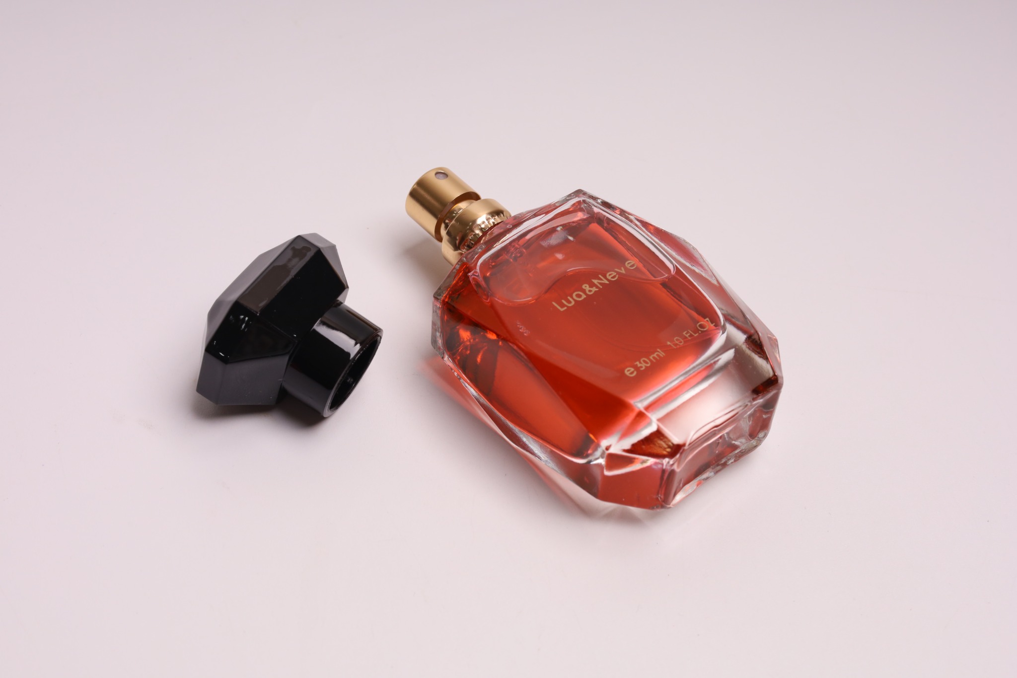 Perfume Lua&Neve com Tampa Preta em Forma de Diamante 30ml | Notas Aromáticas Intensas, Revelando um Charme Fascinante