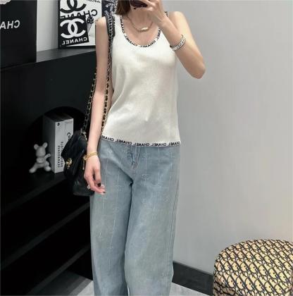 CHANE25SS monogrammed classic black and white two-tone trimmed knit vest