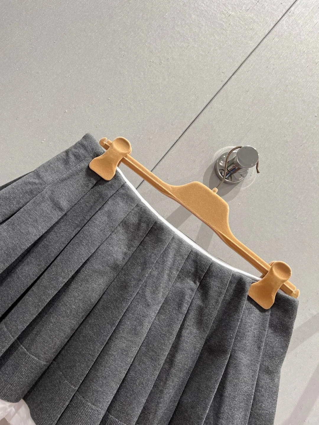 MIU 25SS Colorblocked Pleated Short Skirt