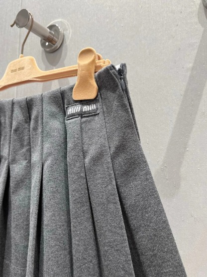 MIU 25SS Colorblocked Pleated Short Skirt