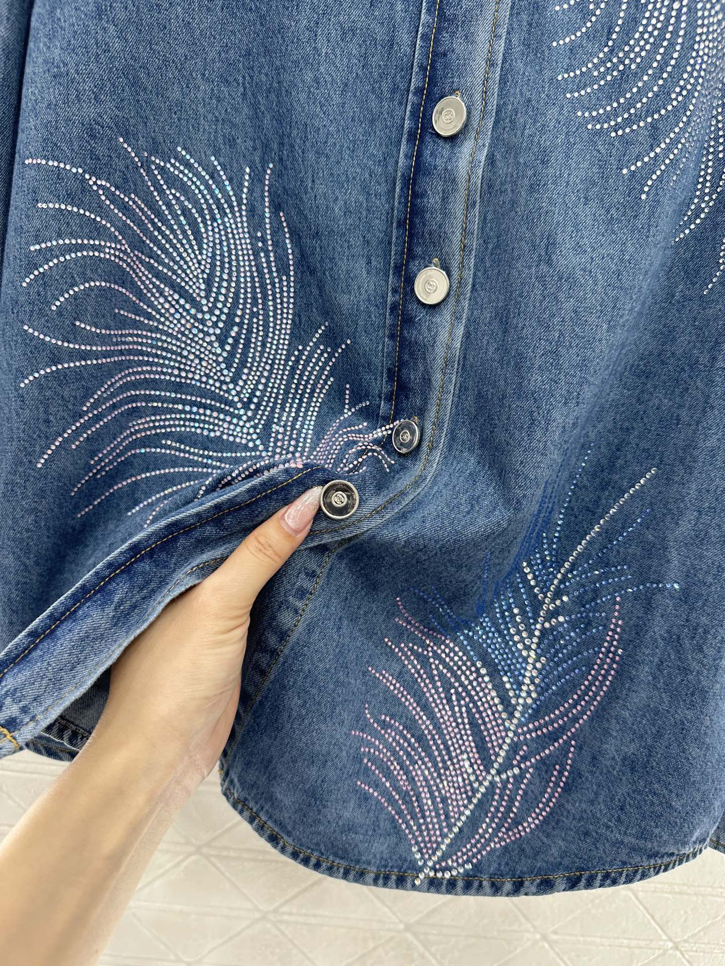 CHANE25SS feathered rhinestone denim jacket