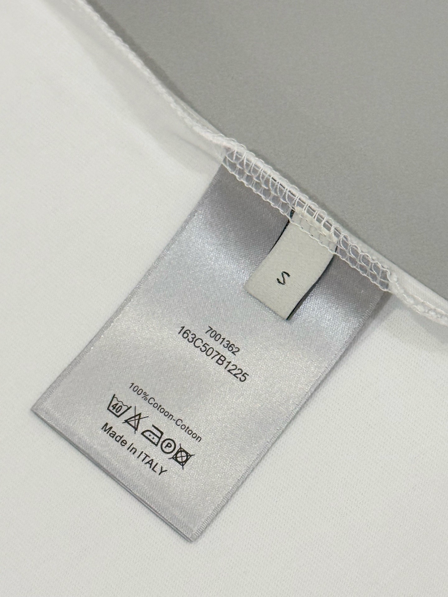 DD Embroidered large logo T-shirt on the back