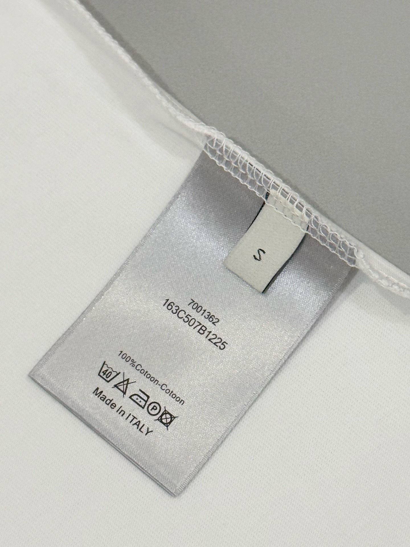 DD Embroidered large logo T-shirt on the back