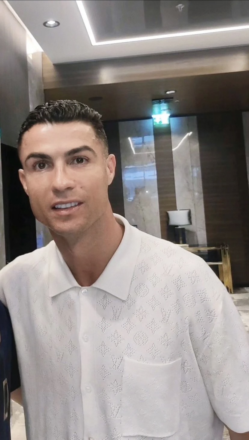 1V Football star's same knit dark flower hollow short sleeved cardigan