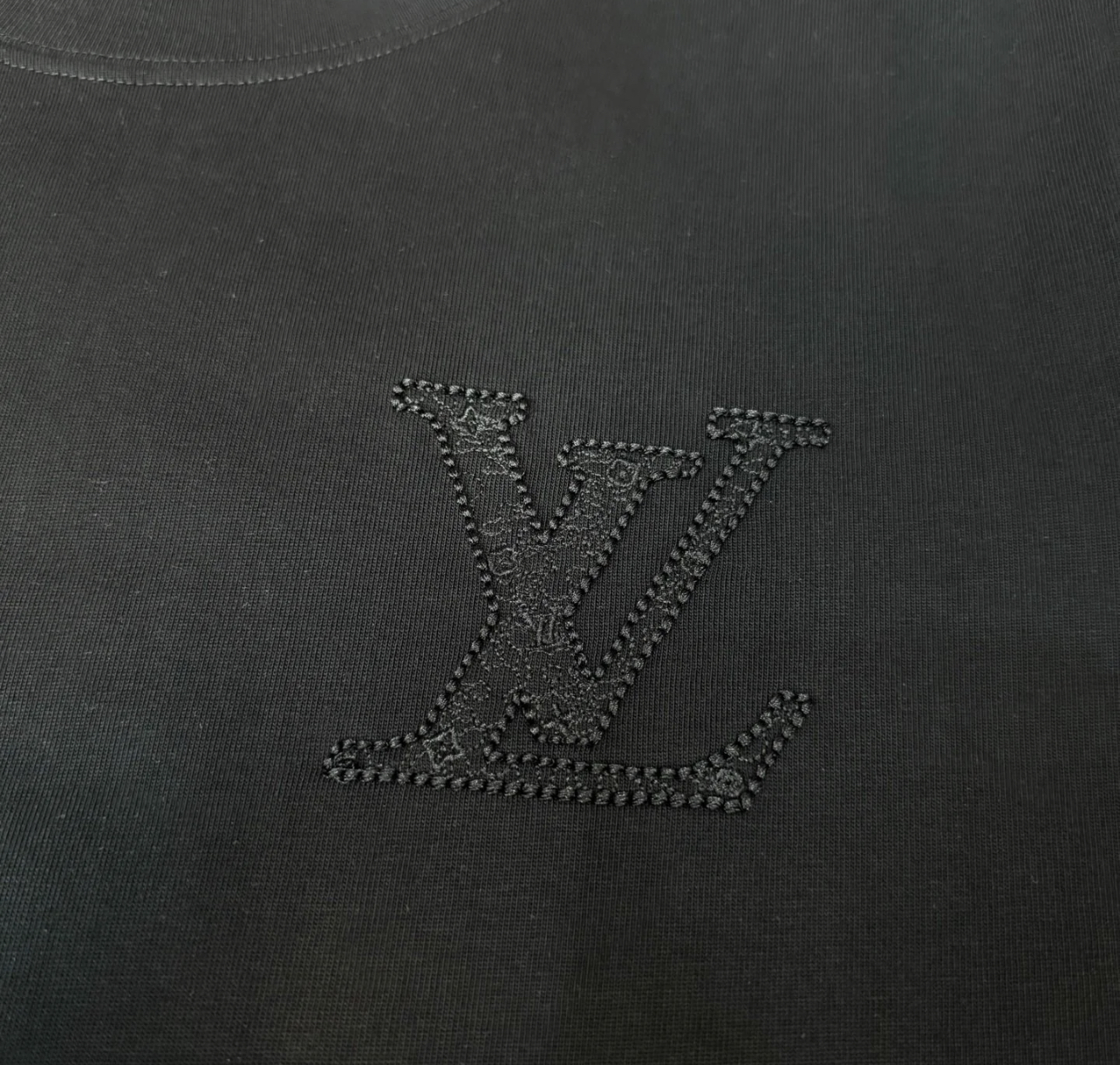 1V Back large logo T-shirt