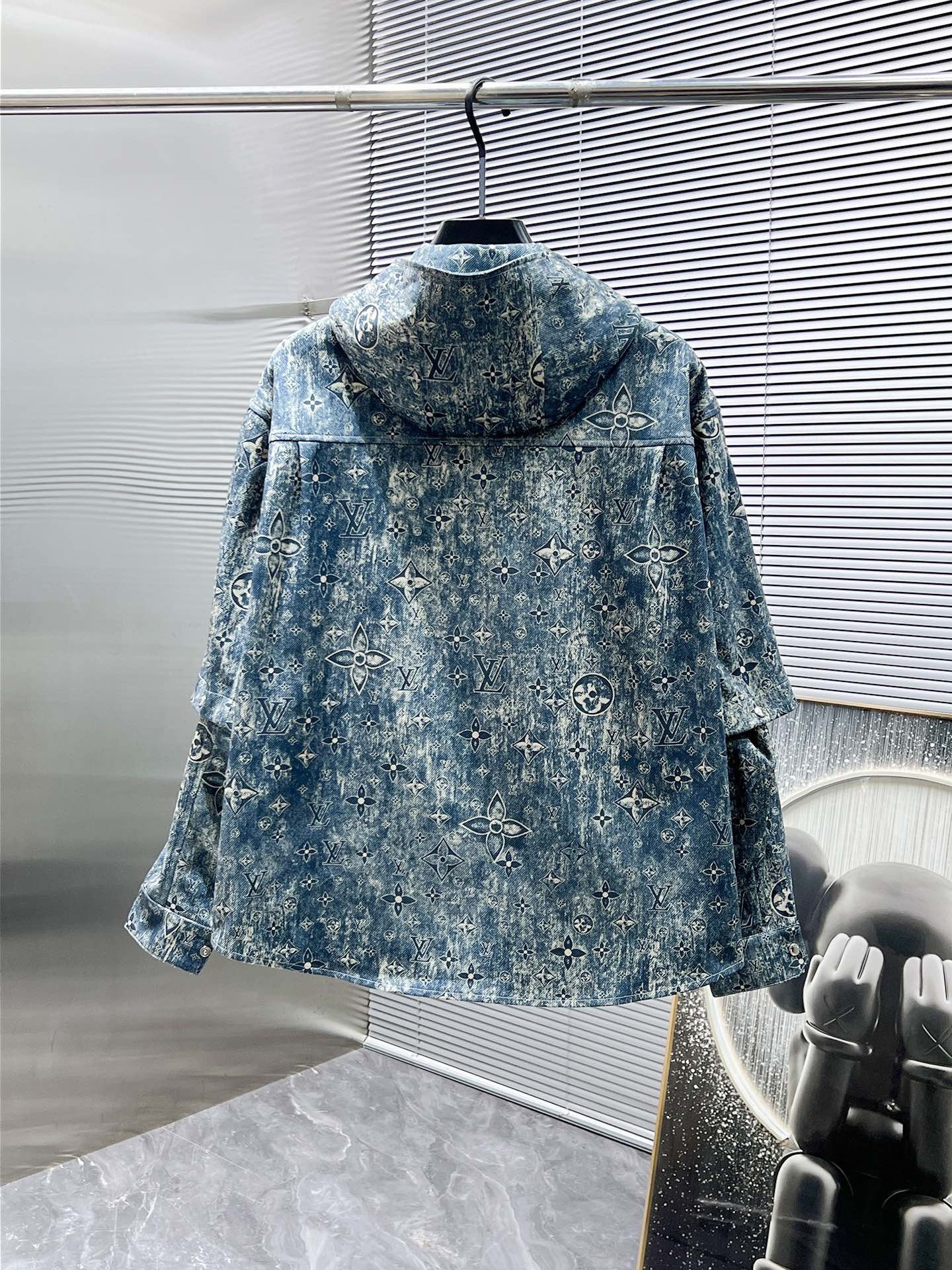 1V Removable denim sleeves for two jackets