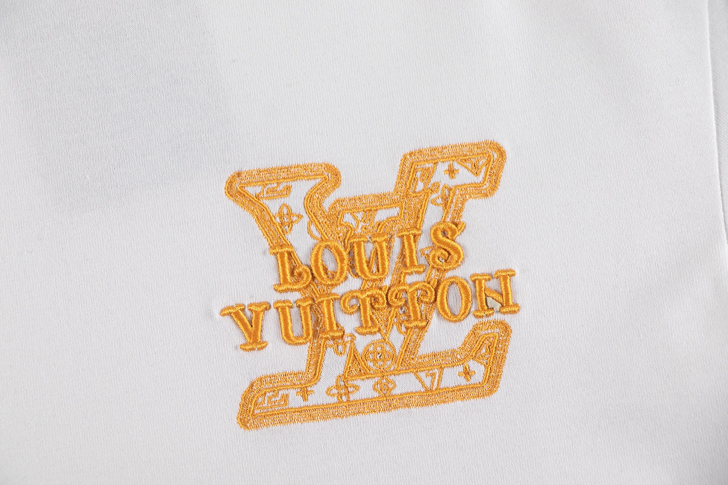 1V Embroidered logo short sleeved T-shirt