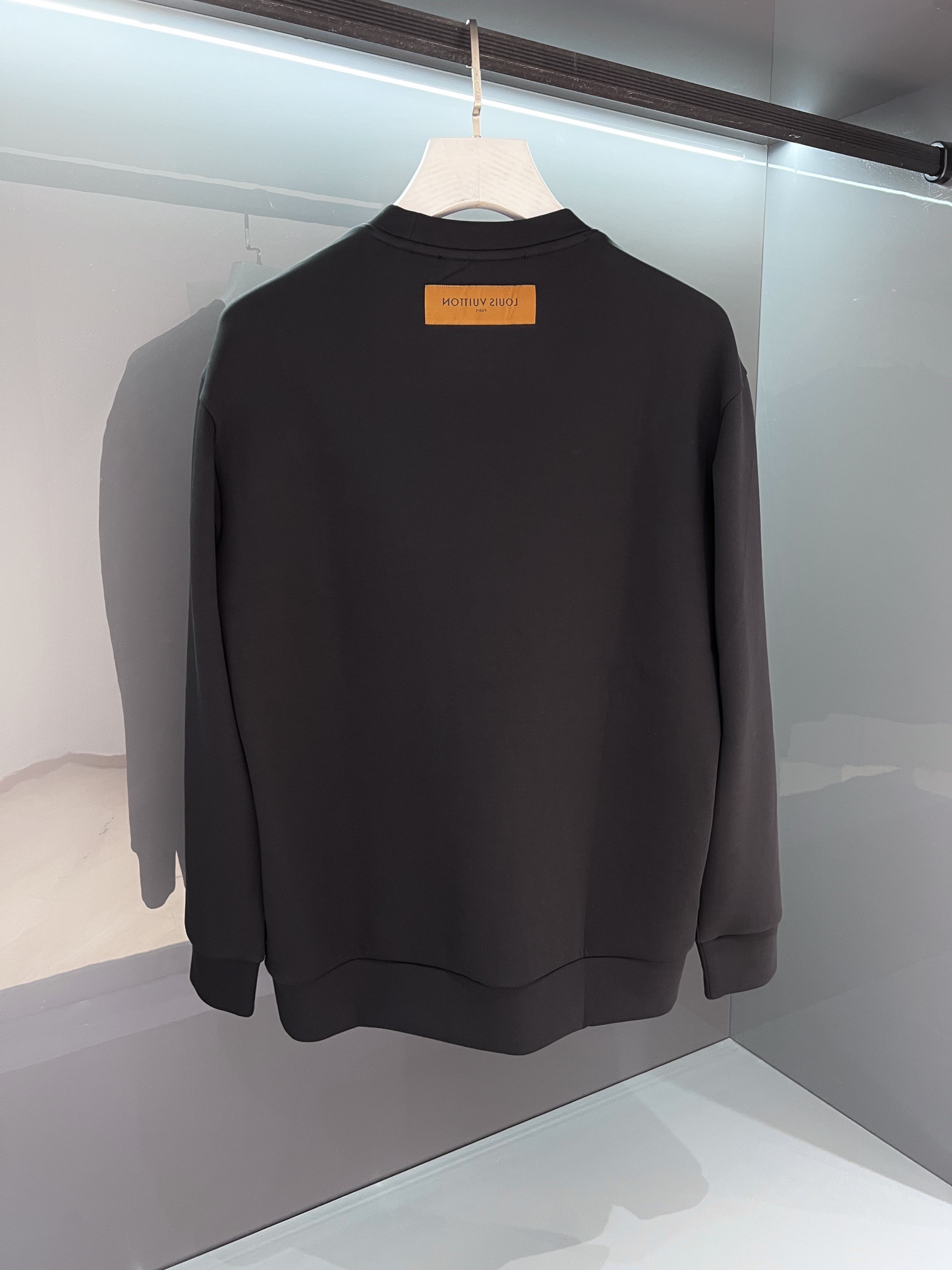 1V Small logo embroidered long sleeved round neck sweatshirt